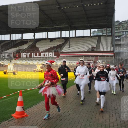 07.12.2025 - St. Pauli X-Mass-Run No. 15 Fabian Wolf http://msf.ph/oto/9416676 07.12.2025 11:11:17 Ziel 182, 190, 411, 697, 698, 777, 787, 788, 812, 815, 817, 832, 841, 909, 1145, 1146, 1147, 1518, 1519, 1557, 1565, 1568, 1619, 1707, 2258, 2742, 4801, 4805, 4806, 4810, 4813, 5005, 5006 meine-sportfotos.de