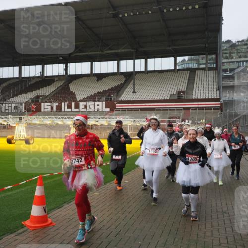07.12.2025 - St. Pauli X-Mass-Run No. 15 Fabian Wolf http://msf.ph/oto/9416677 07.12.2025 11:11:17 Ziel 182, 190, 411, 697, 698, 777, 787, 788, 812, 815, 817, 832, 841, 909, 1145, 1146, 1147, 1518, 1519, 1557, 1565, 1568, 1619, 1707, 2258, 2742, 4801, 4805, 4806, 4810, 4813, 5005, 5006 meine-sportfotos.de