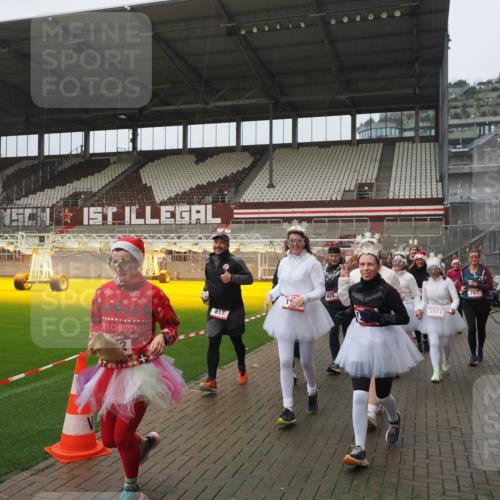 07.12.2025 - St. Pauli X-Mass-Run No. 15 Fabian Wolf http://msf.ph/oto/9416678 07.12.2025 11:11:18 Ziel 171, 182, 190, 411, 697, 698, 777, 787, 788, 812, 815, 817, 832, 841, 909, 1145, 1146, 1147, 1518, 1519, 1557, 1565, 1568, 1619, 1707, 2258, 2742, 4801, 4805, 4806, 4810, 4813, 5005, 5006 meine-sportfotos.de