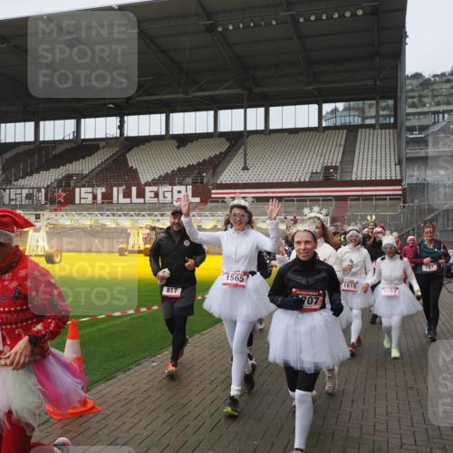 07.12.2025 - St. Pauli X-Mass-Run No. 15 Fabian Wolf http://msf.ph/oto/9416680 07.12.2025 11:11:18 Ziel 171, 182, 190, 411, 697, 698, 777, 787, 788, 812, 815, 817, 832, 841, 909, 1145, 1146, 1147, 1518, 1519, 1557, 1565, 1568, 1619, 1707, 2258, 2742, 4801, 4805, 4806, 4810, 4813, 5005, 5006 meine-sportfotos.de