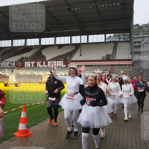 07.12.2025 - St. Pauli X-Mass-Run No. 15 Fabian Wolf http://msf.ph/oto/9416681 07.12.2025 11:11:18 Ziel 171, 182, 190, 411, 697, 698, 777, 787, 788, 812, 815, 817, 832, 841, 909, 1145, 1146, 1147, 1518, 1519, 1557, 1565, 1568, 1619, 1707, 2258, 2742, 4801, 4805, 4806, 4810, 4813, 5005, 5006 meine-sportfotos.de
