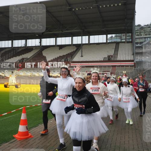 07.12.2025 - St. Pauli X-Mass-Run No. 15 Fabian Wolf http://msf.ph/oto/9416682 07.12.2025 11:11:18 Ziel 171, 182, 190, 411, 697, 698, 777, 787, 788, 812, 815, 817, 832, 841, 909, 1145, 1146, 1147, 1518, 1519, 1557, 1565, 1568, 1619, 1707, 2258, 2742, 4801, 4805, 4806, 4810, 4813, 5005, 5006 meine-sportfotos.de