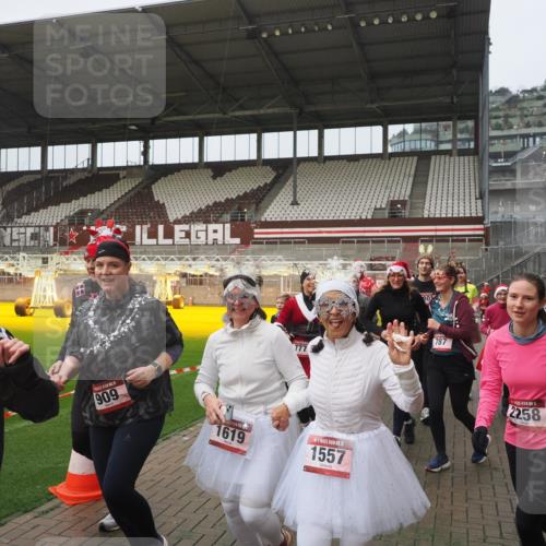07.12.2025 - St. Pauli X-Mass-Run No. 15 Fabian Wolf http://msf.ph/oto/9416690 07.12.2025 11:11:20 Ziel 171, 182, 190, 411, 697, 698, 777, 787, 788, 812, 815, 817, 832, 841, 909, 1145, 1146, 1147, 1518, 1519, 1557, 1565, 1568, 1619, 1707, 1770, 2258, 2742, 4801, 4805, 4806, 4810, 4813, 5005, 5006 meine-sportfotos.de