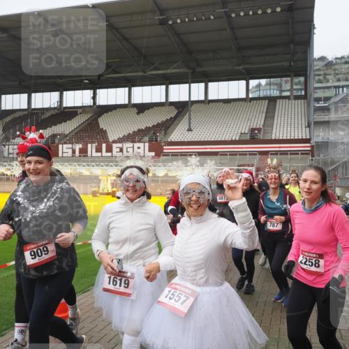07.12.2025 - St. Pauli X-Mass-Run No. 15 Fabian Wolf http://msf.ph/oto/9416691 07.12.2025 11:11:20 Ziel 171, 182, 190, 411, 697, 698, 777, 787, 788, 812, 815, 817, 832, 841, 909, 1145, 1146, 1147, 1518, 1519, 1557, 1565, 1568, 1619, 1707, 1770, 2258, 2742, 4801, 4805, 4806, 4810, 4813, 5005, 5006 meine-sportfotos.de