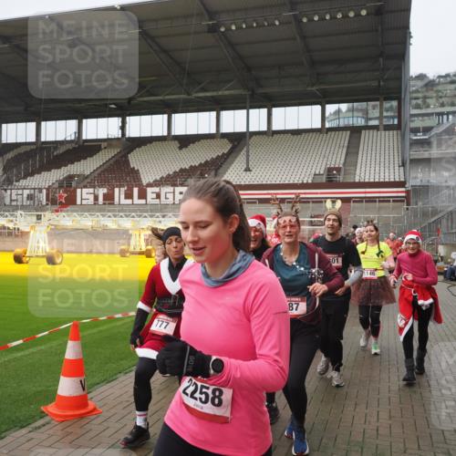 07.12.2025 - St. Pauli X-Mass-Run No. 15 Fabian Wolf http://msf.ph/oto/9416695 07.12.2025 11:11:21 Ziel 171, 182, 190, 411, 697, 698, 777, 787, 788, 812, 815, 817, 832, 841, 909, 1145, 1146, 1147, 1518, 1519, 1557, 1565, 1568, 1619, 1707, 1770, 2258, 2742, 4801, 4805, 4806, 4810, 4813, 5005, 5006 meine-sportfotos.de