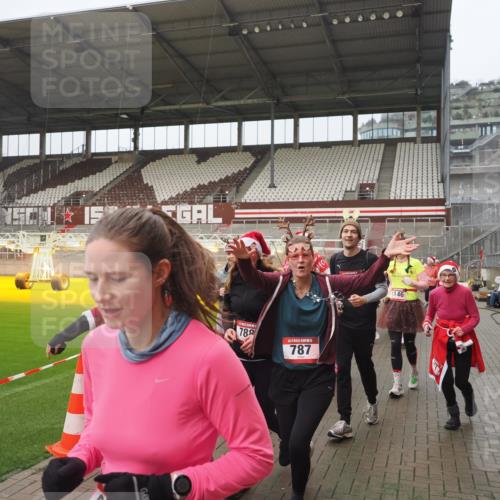 07.12.2025 - St. Pauli X-Mass-Run No. 15 Fabian Wolf http://msf.ph/oto/9416696 07.12.2025 11:11:21 Ziel 171, 182, 190, 411, 697, 698, 777, 787, 788, 812, 815, 817, 832, 841, 909, 1145, 1146, 1147, 1518, 1519, 1557, 1565, 1568, 1619, 1707, 1770, 2258, 2742, 4801, 4805, 4806, 4810, 4813, 5005, 5006 meine-sportfotos.de