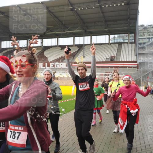 07.12.2025 - St. Pauli X-Mass-Run No. 15 Fabian Wolf http://msf.ph/oto/9416701 07.12.2025 11:11:22 Ziel 171, 182, 190, 411, 697, 698, 777, 787, 788, 812, 815, 817, 832, 841, 909, 1145, 1146, 1147, 1309, 1519, 1557, 1565, 1568, 1619, 1707, 1770, 2258, 2742, 4801, 4805, 4806, 4810, 4813, 5005, 5006 meine-sportfotos.de