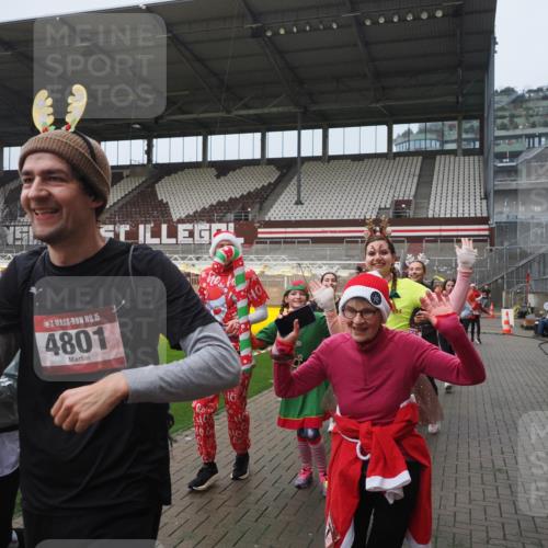 07.12.2025 - St. Pauli X-Mass-Run No. 15 Fabian Wolf http://msf.ph/oto/9416705 07.12.2025 11:11:23 Ziel 171, 182, 190, 411, 777, 787, 788, 812, 815, 817, 832, 841, 909, 1145, 1146, 1147, 1309, 1557, 1565, 1568, 1619, 1707, 1770, 2258, 2742, 4801, 4805, 4806, 4810, 4813, 5005, 5006 meine-sportfotos.de