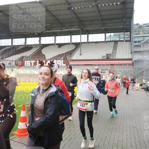 07.12.2025 - St. Pauli X-Mass-Run No. 15 Fabian Wolf http://msf.ph/oto/9416718 07.12.2025 11:11:26 Ziel 171, 182, 190, 411, 777, 787, 788, 812, 815, 817, 832, 841, 909, 1145, 1146, 1147, 1309, 1557, 1565, 1568, 1589, 1619, 1707, 1767, 1770, 2742, 4801, 4805, 4806, 4810, 4813, 5005, 5006 meine-sportfotos.de