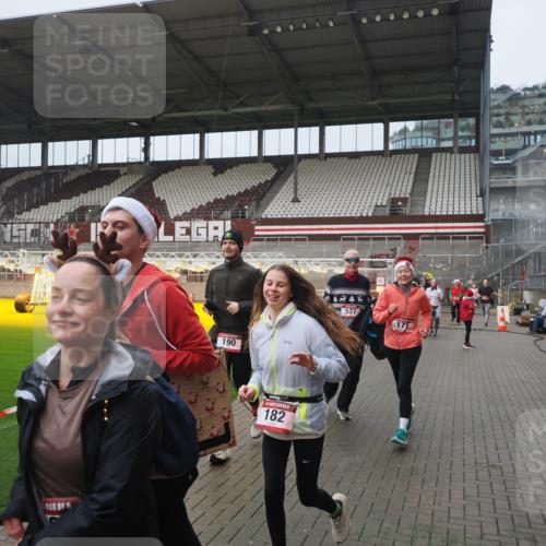 07.12.2025 - St. Pauli X-Mass-Run No. 15 Fabian Wolf http://msf.ph/oto/9416719 07.12.2025 11:11:26 Ziel 171, 182, 190, 411, 777, 787, 788, 812, 815, 817, 832, 841, 909, 1145, 1146, 1147, 1309, 1557, 1565, 1568, 1589, 1619, 1707, 1767, 1770, 2742, 4801, 4805, 4806, 4810, 4813, 5005, 5006 meine-sportfotos.de