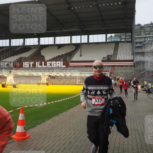 07.12.2025 - St. Pauli X-Mass-Run No. 15 Fabian Wolf http://msf.ph/oto/9416728 07.12.2025 11:11:29 Ziel 171, 182, 190, 411, 777, 787, 788, 812, 815, 832, 841, 909, 1145, 1146, 1147, 1309, 1321, 1589, 1619, 1767, 1770, 4801, 4805, 4806, 4810, 4813, 5005, 5006 meine-sportfotos.de