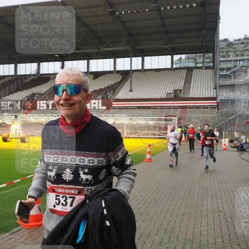 07.12.2025 - St. Pauli X-Mass-Run No. 15 Fabian Wolf http://msf.ph/oto/9416732 07.12.2025 11:11:29 Ziel 171, 182, 190, 411, 777, 787, 788, 812, 815, 832, 841, 909, 1145, 1146, 1147, 1309, 1321, 1589, 1619, 1767, 1770, 4801, 4805, 4806, 4810, 4813, 5005, 5006 meine-sportfotos.de