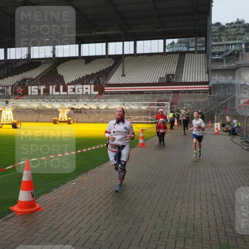 07.12.2025 - St. Pauli X-Mass-Run No. 15 Fabian Wolf http://msf.ph/oto/9416739 07.12.2025 11:11:32 Ziel 171, 182, 190, 1145, 1146, 1147, 1309, 1321, 1589, 1711, 1714, 1767, 1770, 4805, 4806, 4810, 5005, 5006 meine-sportfotos.de