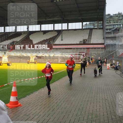 07.12.2025 - St. Pauli X-Mass-Run No. 15 Fabian Wolf http://msf.ph/oto/9416748 07.12.2025 11:11:34 Ziel 171, 182, 190, 1309, 1321, 1589, 1711, 1714, 1767, 1770, 4805, 4806, 4810, 5005, 5006 meine-sportfotos.de