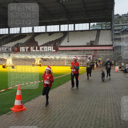 07.12.2025 - St. Pauli X-Mass-Run No. 15 Fabian Wolf http://msf.ph/oto/9416749 07.12.2025 11:11:34 Ziel 171, 182, 190, 1309, 1321, 1589, 1711, 1714, 1767, 1770, 4805, 4806, 4810, 5005, 5006 meine-sportfotos.de