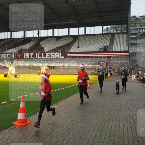 07.12.2025 - St. Pauli X-Mass-Run No. 15 Fabian Wolf http://msf.ph/oto/9416750 07.12.2025 11:11:35 Ziel 171, 182, 190, 1309, 1321, 1589, 1711, 1714, 1767, 1770, 4805, 4806, 4810, 5005, 5006 meine-sportfotos.de