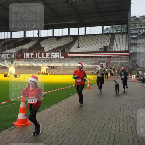 07.12.2025 - St. Pauli X-Mass-Run No. 15 Fabian Wolf http://msf.ph/oto/9416751 07.12.2025 11:11:35 Ziel 171, 182, 190, 1309, 1321, 1589, 1711, 1714, 1767, 1770, 4805, 4806, 4810, 5005, 5006 meine-sportfotos.de