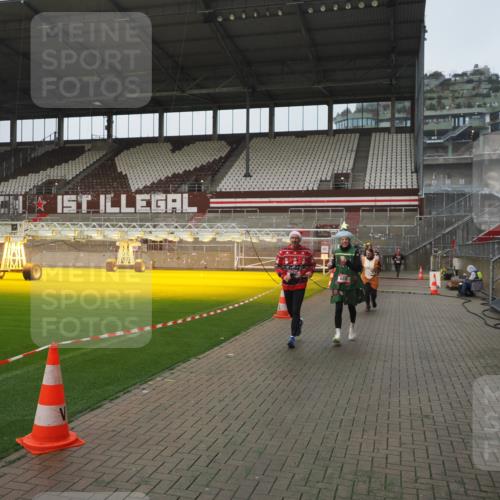 07.12.2025 - St. Pauli X-Mass-Run No. 15 Fabian Wolf http://msf.ph/oto/9416768 07.12.2025 11:11:45 Ziel 679, 689, 690, 1186, 1321, 1589, 1711, 1714, 1767 meine-sportfotos.de