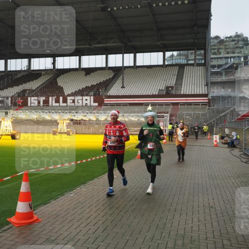 07.12.2025 - St. Pauli X-Mass-Run No. 15 Fabian Wolf http://msf.ph/oto/9416774 07.12.2025 11:11:47 Ziel 679, 689, 690, 694, 1186, 1321, 1711, 1714 meine-sportfotos.de