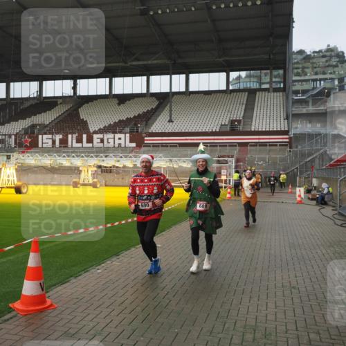 07.12.2025 - St. Pauli X-Mass-Run No. 15 Fabian Wolf http://msf.ph/oto/9416775 07.12.2025 11:11:47 Ziel 679, 689, 690, 694, 1186, 1321, 1711, 1714 meine-sportfotos.de