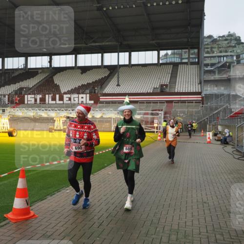 07.12.2025 - St. Pauli X-Mass-Run No. 15 Fabian Wolf http://msf.ph/oto/9416777 07.12.2025 11:11:47 Ziel 679, 689, 690, 694, 1186, 1321, 1711, 1714 meine-sportfotos.de