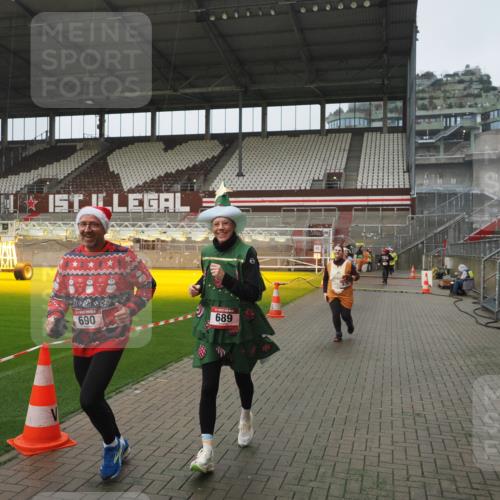 07.12.2025 - St. Pauli X-Mass-Run No. 15 Fabian Wolf http://msf.ph/oto/9416779 07.12.2025 11:11:47 Ziel 679, 689, 690, 694, 1186, 1321, 1711, 1714 meine-sportfotos.de