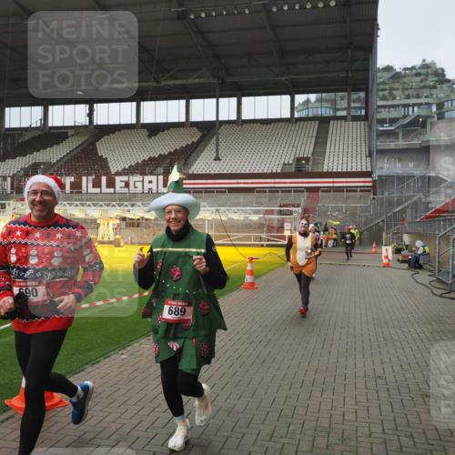 07.12.2025 - St. Pauli X-Mass-Run No. 15 Fabian Wolf http://msf.ph/oto/9416780 07.12.2025 11:11:48 Ziel 679, 689, 690, 694, 1186, 1321, 1711, 1714 meine-sportfotos.de