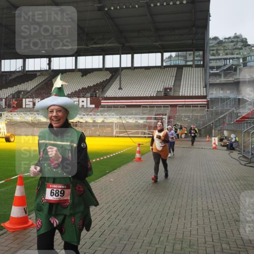 07.12.2025 - St. Pauli X-Mass-Run No. 15 Fabian Wolf http://msf.ph/oto/9416782 07.12.2025 11:11:48 Ziel 679, 689, 690, 694, 1186, 1321, 1711, 1714 meine-sportfotos.de
