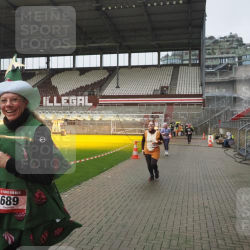 07.12.2025 - St. Pauli X-Mass-Run No. 15 Fabian Wolf http://msf.ph/oto/9416783 07.12.2025 11:11:48 Ziel 679, 689, 690, 694, 1186, 1321, 1711, 1714 meine-sportfotos.de