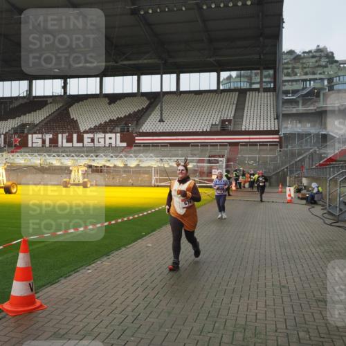 07.12.2025 - St. Pauli X-Mass-Run No. 15 Fabian Wolf http://msf.ph/oto/9416786 07.12.2025 11:11:49 Ziel 679, 689, 690, 694, 1186, 1711, 1714 meine-sportfotos.de