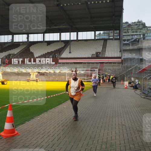 07.12.2025 - St. Pauli X-Mass-Run No. 15 Fabian Wolf http://msf.ph/oto/9416787 07.12.2025 11:11:49 Ziel 679, 689, 690, 694, 1186, 1711, 1714 meine-sportfotos.de
