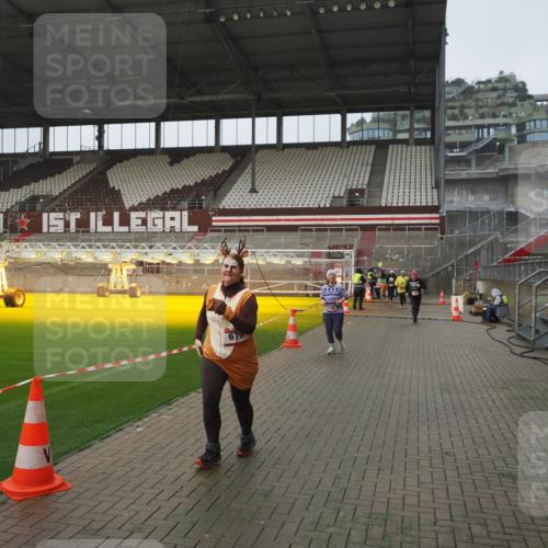07.12.2025 - St. Pauli X-Mass-Run No. 15 Fabian Wolf http://msf.ph/oto/9416789 07.12.2025 11:11:49 Ziel 679, 689, 690, 694, 1186, 1711, 1714 meine-sportfotos.de
