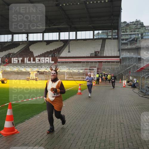 07.12.2025 - St. Pauli X-Mass-Run No. 15 Fabian Wolf http://msf.ph/oto/9416790 07.12.2025 11:11:50 Ziel 408, 679, 689, 690, 694, 1186, 1711, 1714 meine-sportfotos.de