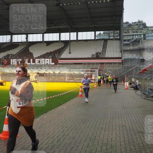 07.12.2025 - St. Pauli X-Mass-Run No. 15 Fabian Wolf http://msf.ph/oto/9416793 07.12.2025 11:11:50 Ziel 408, 679, 689, 690, 694, 1186, 1711, 1714 meine-sportfotos.de