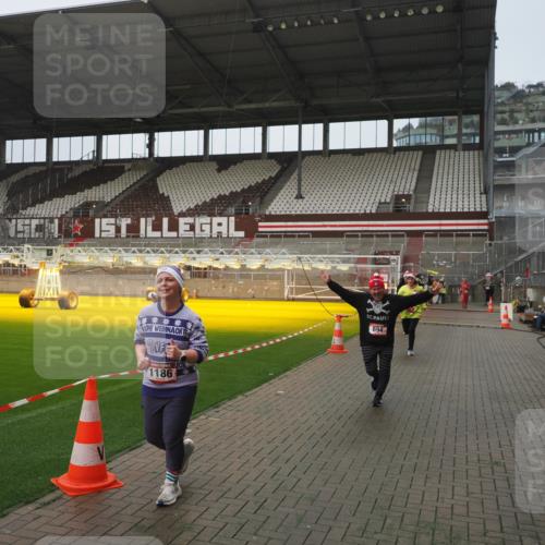 07.12.2025 - St. Pauli X-Mass-Run No. 15 Fabian Wolf http://msf.ph/oto/9416804 07.12.2025 11:11:53 Ziel 408, 437, 679, 689, 690, 694, 1186 meine-sportfotos.de