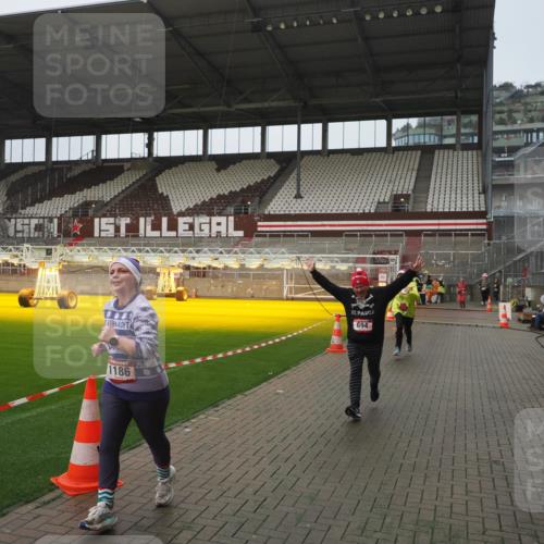 07.12.2025 - St. Pauli X-Mass-Run No. 15 Fabian Wolf http://msf.ph/oto/9416805 07.12.2025 11:11:53 Ziel 408, 437, 679, 689, 690, 694, 1186 meine-sportfotos.de