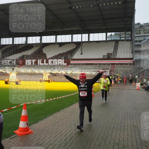 07.12.2025 - St. Pauli X-Mass-Run No. 15 Fabian Wolf http://msf.ph/oto/9416808 07.12.2025 11:11:54 Ziel 408, 437, 679, 689, 690, 694, 1186 meine-sportfotos.de