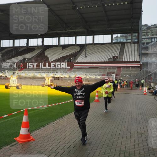 07.12.2025 - St. Pauli X-Mass-Run No. 15 Fabian Wolf http://msf.ph/oto/9416809 07.12.2025 11:11:54 Ziel 408, 437, 679, 689, 690, 694, 1186 meine-sportfotos.de