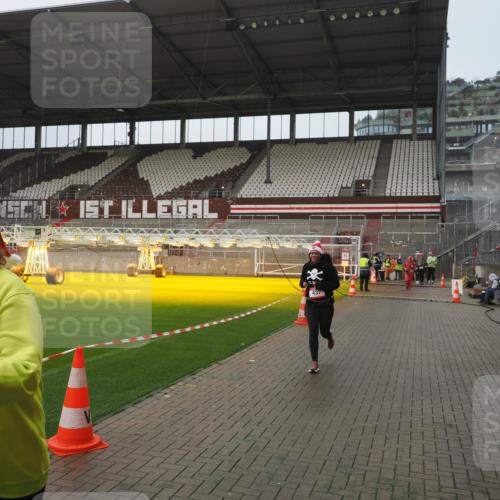 07.12.2025 - St. Pauli X-Mass-Run No. 15 Fabian Wolf http://msf.ph/oto/9416818 07.12.2025 11:11:56 Ziel 408, 437, 679, 689, 690, 694, 695, 1186 meine-sportfotos.de