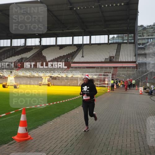 07.12.2025 - St. Pauli X-Mass-Run No. 15 Fabian Wolf http://msf.ph/oto/9416821 07.12.2025 11:11:57 Ziel 408, 437, 679, 689, 690, 694, 695, 1186 meine-sportfotos.de