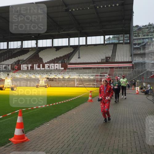 07.12.2025 - St. Pauli X-Mass-Run No. 15 Fabian Wolf http://msf.ph/oto/9416827 07.12.2025 11:12:05 Ziel 388, 408, 416, 437, 694, 695, 819, 1246, 1278 meine-sportfotos.de