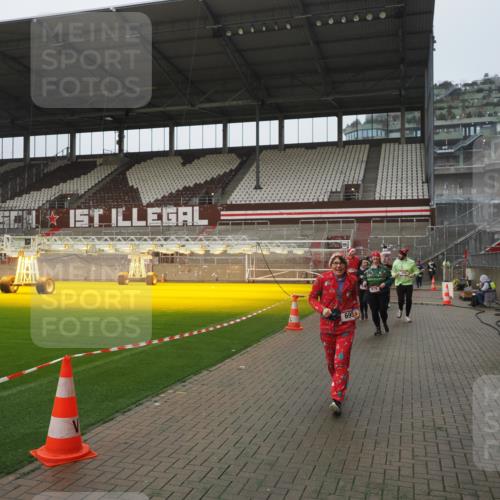 07.12.2025 - St. Pauli X-Mass-Run No. 15 Fabian Wolf http://msf.ph/oto/9416828 07.12.2025 11:12:05 Ziel 388, 408, 416, 437, 694, 695, 819, 1246, 1278 meine-sportfotos.de
