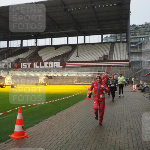 07.12.2025 - St. Pauli X-Mass-Run No. 15 Fabian Wolf http://msf.ph/oto/9416829 07.12.2025 11:12:05 Ziel 388, 408, 416, 437, 694, 695, 819, 1246, 1278 meine-sportfotos.de
