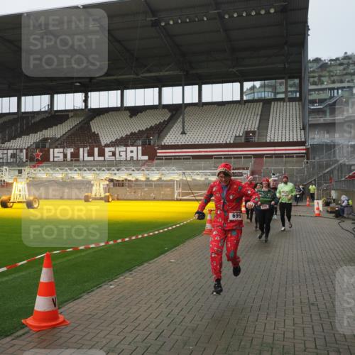 07.12.2025 - St. Pauli X-Mass-Run No. 15 Fabian Wolf http://msf.ph/oto/9416830 07.12.2025 11:12:06 Ziel 388, 408, 416, 437, 694, 695, 819, 1246, 1278 meine-sportfotos.de