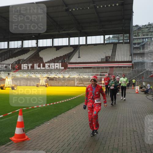 07.12.2025 - St. Pauli X-Mass-Run No. 15 Fabian Wolf http://msf.ph/oto/9416831 07.12.2025 11:12:06 Ziel 388, 408, 416, 437, 694, 695, 819, 1246, 1278 meine-sportfotos.de