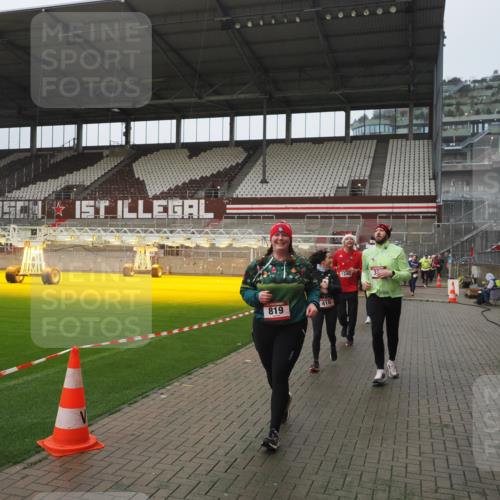 07.12.2025 - St. Pauli X-Mass-Run No. 15 Fabian Wolf http://msf.ph/oto/9416839 07.12.2025 11:12:09 Ziel 76, 79, 388, 408, 416, 437, 695, 819, 1246, 1278 meine-sportfotos.de