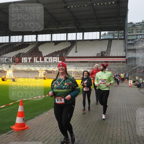 07.12.2025 - St. Pauli X-Mass-Run No. 15 Fabian Wolf http://msf.ph/oto/9416842 07.12.2025 11:12:09 Ziel 76, 79, 388, 408, 416, 437, 695, 819, 1246, 1278 meine-sportfotos.de