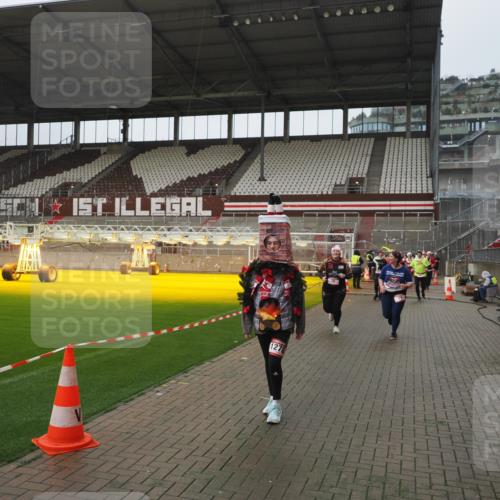 07.12.2025 - St. Pauli X-Mass-Run No. 15 Fabian Wolf http://msf.ph/oto/9416858 07.12.2025 11:12:13 Ziel 76, 79, 388, 416, 597, 605, 695, 819, 836, 888, 1246, 1278 meine-sportfotos.de