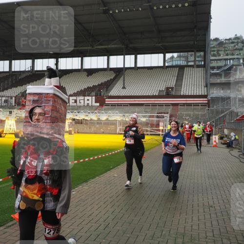 07.12.2025 - St. Pauli X-Mass-Run No. 15 Fabian Wolf http://msf.ph/oto/9416862 07.12.2025 11:12:15 Ziel 76, 79, 218, 388, 416, 597, 605, 671, 682, 695, 718, 819, 836, 839, 888, 1246, 1278 meine-sportfotos.de