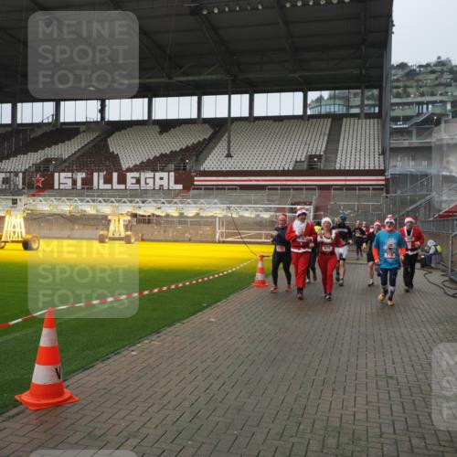 07.12.2025 - St. Pauli X-Mass-Run No. 15 Fabian Wolf http://msf.ph/oto/9416882 07.12.2025 11:12:22 Ziel 46, 76, 79, 218, 597, 605, 663, 671, 682, 718, 836, 839, 888, 2858 meine-sportfotos.de